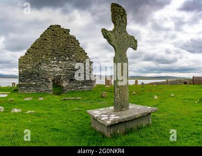 Außenansicht der Kilnave Chapel and Cross neben dem westlichen Loch Gruinart, Islay, Argyll & Bute, Inner Hebrides, Schottland Stockfoto