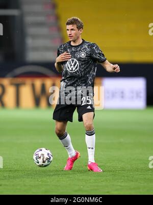 Innsbruck, Österreich. Juni 2021. Fußball: Internationales Spiel, Deutschland - Dänemark im Tivoli-Stadion. Thomas Müller aus Deutschland erwärmt sich. Quelle: Christian Charisius/dpa/Alamy Live News Stockfoto