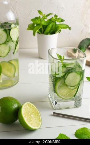 Frische kühle Gurke infundiert Wasser, Cocktail, detox Drink, Limonade in ein Glas. Gesundheit, Fitness, gesunde Ernährung Diät Konzept. Stockfoto