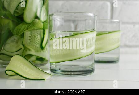 Frische kühle Gurke infundiert Wasser, Cocktail, detox Drink, Limonade in ein Glas. Gesundheit, Fitness, gesunde Ernährung Diät Konzept. Stockfoto