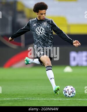 Innsbruck, Österreich. Juni 2021. Fußball: Internationales Spiel, Deutschland - Dänemark im Tivoli-Stadion. Leroy Sane aus Deutschland wärmt sich auf. Quelle: Christian Charisius/dpa/Alamy Live News Stockfoto