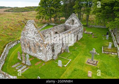 Luftaufnahme der Kildalton Old Parish Church und des Kirchhofs mit dem Kildalton High Cross auf Islay, Inner Hebrides, Schottland, Großbritannien Stockfoto