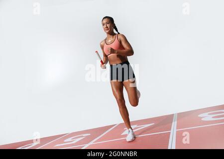 Weibliche Athleten Staffellauf Stockfoto