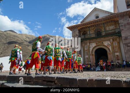 Peruanischer Volkstanz, mit bunten Kostümen vor der Kirche San Pedro Apostel von Andahuaylillas, Quispicanchi, bei Cusco, Peru am Okto Stockfoto