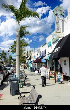 Menschen gehen auf dem Bürgersteig in der Innenstadt von Coronado City, einer Insel vor der Küste von San Diego, CA Stockfoto