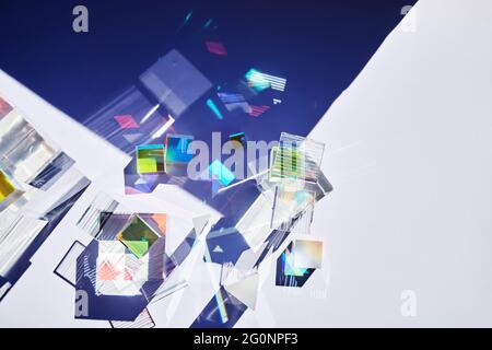 Abstrakter Hintergrund mit geometrischen Figuren aus Glas Prismen mit Lichtstreuung von Spektralfarben und komplexer Reflexion. Stockfoto