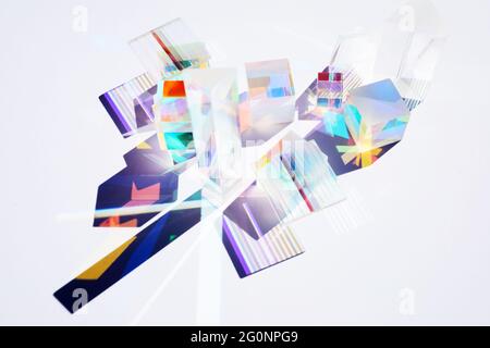 Abstrakter Hintergrund mit geometrischen Figuren aus Glas Prismen mit Lichtstreuung von Spektralfarben und komplexer Reflexion. Stockfoto