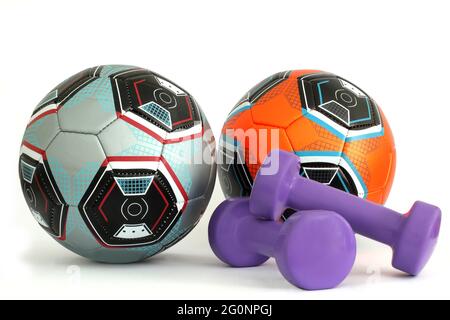 Fußball und Kurzhanteln auf weißem Hintergrund. Fußball. Ball. Isoliert auf Weiß Stockfoto