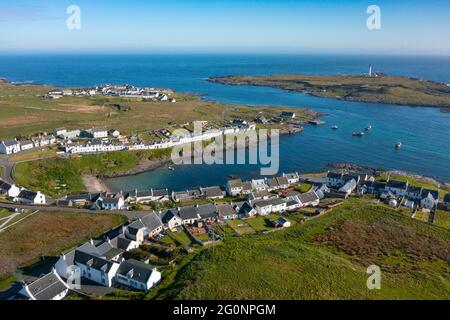 Luftaufnahme des Dorfes Portnahaven (in der Nähe) und Port Wemyss auf Rhinns of Islay auf Islay , Inner Hebrides, Schottland Großbritannien Stockfoto