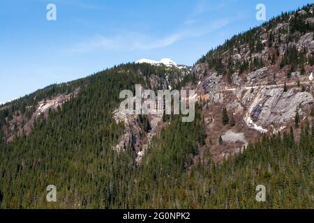 Eisenbahnbrücke am Tunnel Mountain und der Glacier Gorge, die von der White Pass & Yukon Route Railway in der Nähe von Skagway Alaska genutzt wird Stockfoto