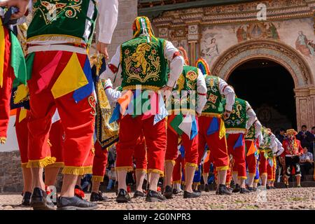 Peruanischer Volkstanz, mit bunten Kostümen vor der Kirche San Pedro Apostel von Andahuaylillas, Quispicanchi, bei Cusco, Peru am Okto Stockfoto