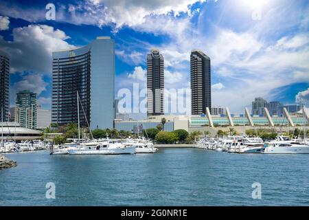 Das Marriott Marquis Marina Hotel und die Yacht Club Apartments dominieren die Skyline hinter der Embarcadero Marina in San Diego, Kalifornien Stockfoto