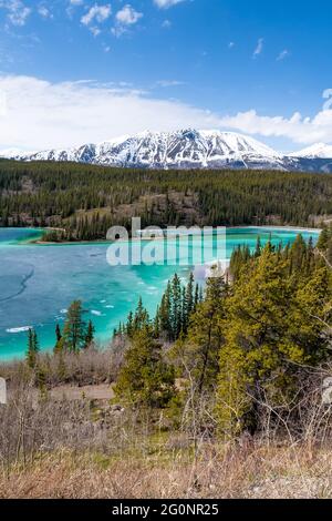 Emerald Lake, teilweise gefroren, mit Surprise Mountain im Hintergrund in Yukon, Kanada Stockfoto