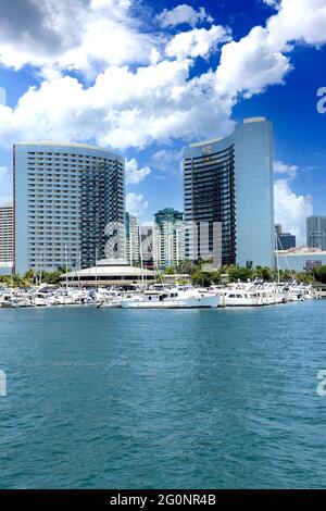 Das Marriott Marquis Marina Hotel dominiert die Skyline hinter der Embarcadero Marina in San Diego, Kalifornien Stockfoto
