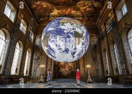 Kunstinstallation Gaia in der Painted Hall des Old Royal Naval College. Diese monumentale Erdskulptur wird mit NASA-Bildern, London, Großbritannien, angefertigt Stockfoto