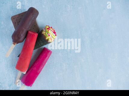 Viel Eis auf blauem Hintergrund mit Platz für eine Inschrift. Sommer Dessert frostigen Blick von oben. Stockfoto