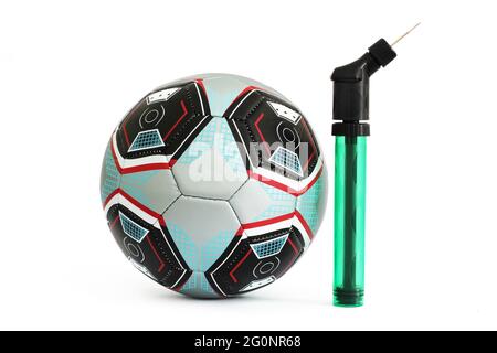 Fußball und eine Pumpe. Fußball. Pumpe. Ball. Isoliert auf Weiß Stockfoto