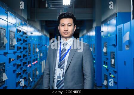 Die Geschäftsleitung arbeitet in der Werkstattprüfung Stockfoto