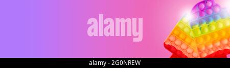 Banner mit Bild von zwei Anti-Stress-Fidget-Spielzeugen in Form von Eiscreme isoliert auf weißem Hintergrund. Pop es beliebtes Spiel. Stockfoto