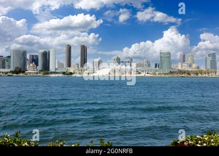 Blick über die Bucht der Innenstadt von San Diego von Coronado Island in Südkalifornien Stockfoto