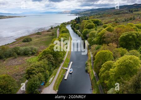 Luftaufnahme von der Drohne des Crinan Canal bei Lochgilphead in Argyll & Bute in Schottland, Großbritannien Stockfoto