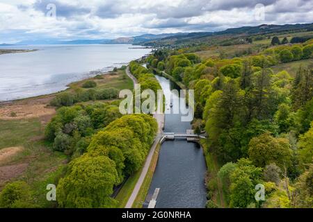 Luftaufnahme von der Drohne des Crinan Canal bei Lochgilphead in Argyll & Bute in Schottland, Großbritannien Stockfoto