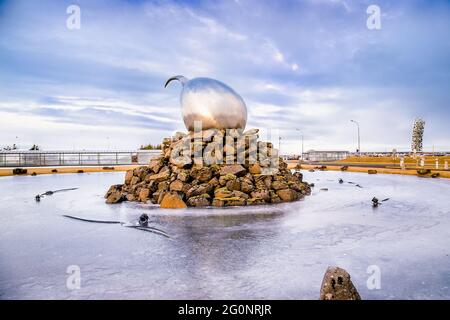 Reykjavik, Island - 18. Feb 2020: Kunstwerk "das Düsennest" vor dem internationalen Flughafen Keflavik, Isländisch. Stockfoto