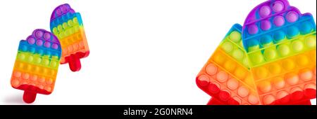 Banner mit Bild von zwei Anti-Stress-Fidget-Spielzeugen in Form von Eiscreme isoliert auf weißem Hintergrund. Pop es beliebtes Spiel. Stockfoto