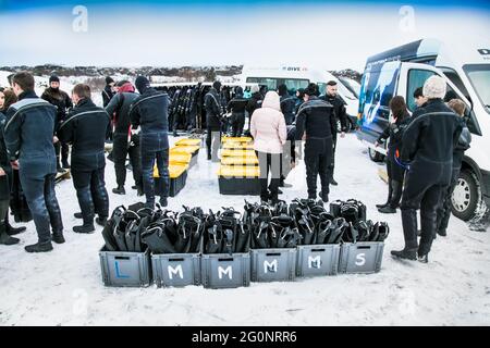 Silfra, Island-19. Feb 2020: Taucher bereiten sich auf das Eintauchen in das Wasser am Silfra Rift vor, dem Ort, an dem eurasische und die amerikanische tektonische Platte A liegen Stockfoto