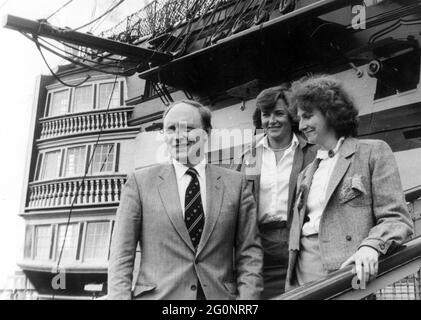 DER GEWERKSCHAFTSFÜHRER NEIL KINNOCK UND SEINE EHEFRAU GLYNIS UND PORTSMOUTH SOUTH VON DER WAHLKANDIDATIN SALLY THOMAS (RECHTS), DIE TROTZ EINES FOTOVERBOTS DER MARINE BEIM HMS-SIEG POSIERT. 1984 PIC MIKE WALKER,1984 Stockfoto