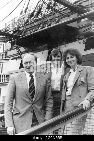 DER GEWERKSCHAFTSFÜHRER NEIL KINNOCK, SEINE FRAU GLYNIS UND DER NACHWAHLKANDIDAT VON PORTSMOUTH SOUTH, SALLY THOMAS (RECHTS), POSIEREN TROTZ EINES NAVY-VERBOTS BEIM SIEG DER HMS. PIC MIKE WALKER, 1984 Stockfoto