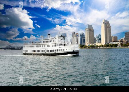 Die Admiral Hornblower malerische 1-stündige Bootstour Schiff Segeln rund um San Diego Bay mit Blick auf die Innenstadt von San Diego, Kalifornien im Hintergrund Stockfoto