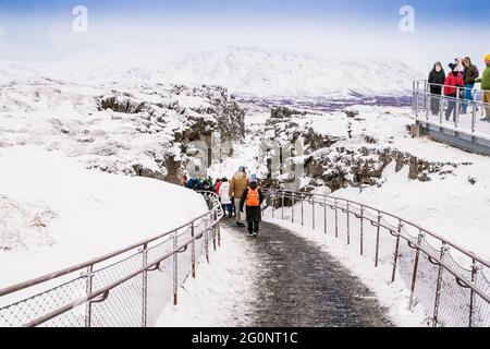 Silfra, Island-19. Feb 2020: Toursten auf dem Silfra-Graben im Winter, dem Ort, an dem sich die eurasische und die amerikanische tektonische Platte in Thingvelli teilen Stockfoto