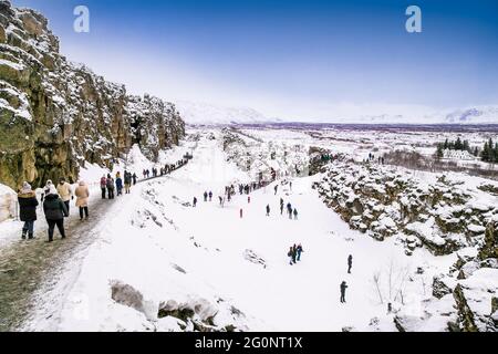 Silfra, Island-19. Feb 2020: Toursten auf dem Silfra-Graben im Winter, dem Ort, an dem sich die eurasische und die amerikanische tektonische Platte in Thingvelli teilen Stockfoto