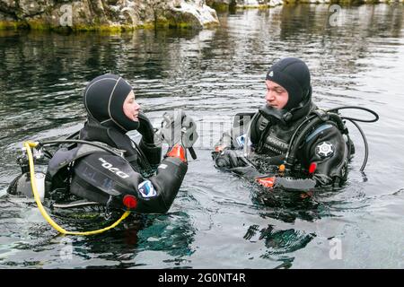 Silfra, Island-19. Feb 2020: Taucher bereiten sich auf das Eintauchen in das Wasser am Silfra Rift vor, dem Ort, an dem eurasische und die amerikanische tektonische Platte A liegen Stockfoto