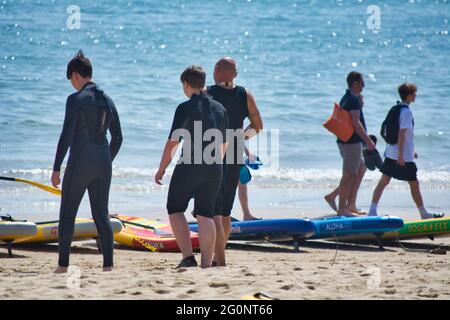 Paddelboarding-Unterricht in Tenby, Wales, Großbritannien Stockfoto