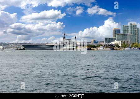 Die USS Midway von der Coronado Island Fähre in San Diego, Kalifornien aus gesehen. Stockfoto