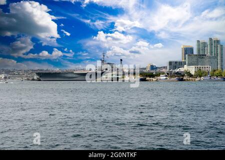 Die USS Midway von der Coronado Island Fähre in San Diego, Kalifornien aus gesehen. Stockfoto