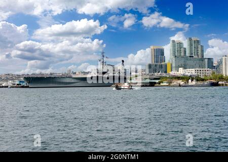 Die USS Midway von der Coronado Island Fähre in San Diego, Kalifornien aus gesehen. Stockfoto