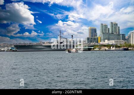 Die USS Midway von der Coronado Island Fähre in San Diego, Kalifornien aus gesehen. Stockfoto