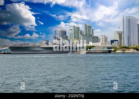 Die USS Midway von der Coronado Island Fähre in San Diego, Kalifornien aus gesehen. Stockfoto