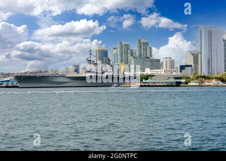 Die USS Midway von der Coronado Island Fähre in San Diego, Kalifornien aus gesehen. Stockfoto