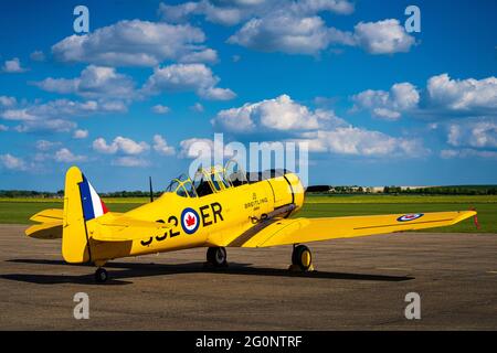 Ein nordamerikanisches Harvard AT-16-Trainingsflugzeug aus dem 2. Weltkrieg im Imperial war Museum, Duxford. Noorduyn AT-16 Harvard IIB 992-er G-BDAM. Erbaut 1943 Stockfoto