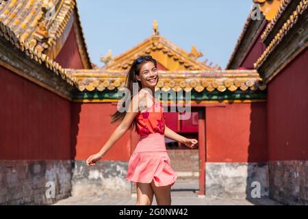 Glückliche asiatische kaukasische gemischte Rennen Frau Tourist mit Spaß Laufen und Tanzen in traditionellen kaiserlichen chinesischen Tempel Hintergrund. Mädchen genießen china Stockfoto