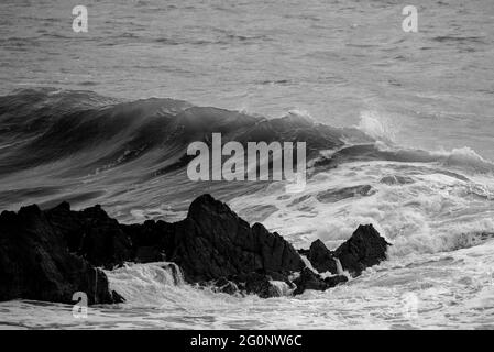 Atemberaubende dunkle launisch getönte feine Kunst Seestape Bild von brechenden Wellen auf dem Atlantischen Ozean in Devon England Stockfoto