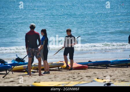 Paddelboarding-Unterricht in Tenby, Wales, Großbritannien Stockfoto