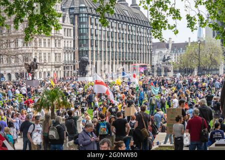 Demonstranten nehmen an einem Anti-Blockierung- und Anti-Impfstoff-Protest inmitten des Coronavirus Teil. London, Großbritannien, 29. Mai 2021 Stockfoto