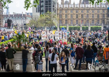 Demonstranten nehmen an einem Anti-Blockierung- und Anti-Impfstoff-Protest inmitten des Coronavirus Teil. London, Großbritannien, 29. Mai 2021 Stockfoto