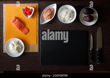 Sushi wird zubereitet. Draufsicht auf Sushi-Zutaten Stockfoto