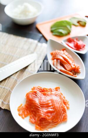 Frisches Lachsfleisch mit Avocado und Reis für Sushi Stockfoto